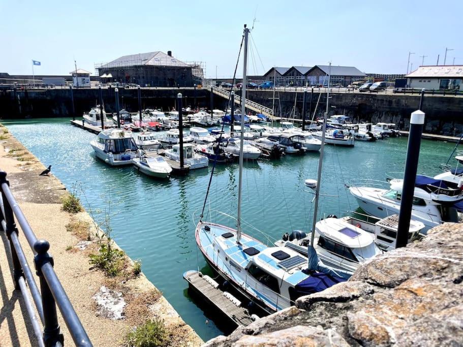 Luxury Porthcawl Large Spacious 2 Bedroom Apt, Garden, Prime Location Экстерьер фото